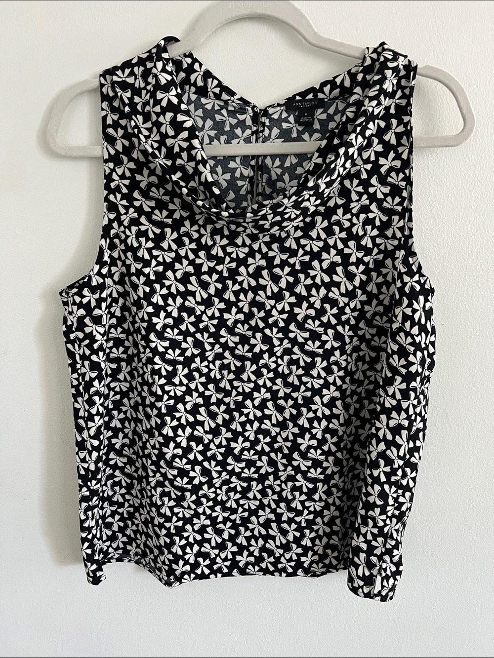 Ann Taylor Black and White Floral-Print Short Sleeve Tee